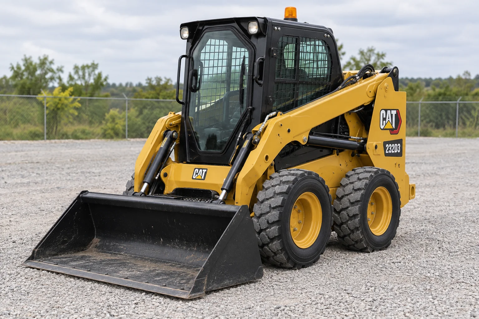 Caterpillar kompakt rakodó rakodókanállal, kavicsos udvaron