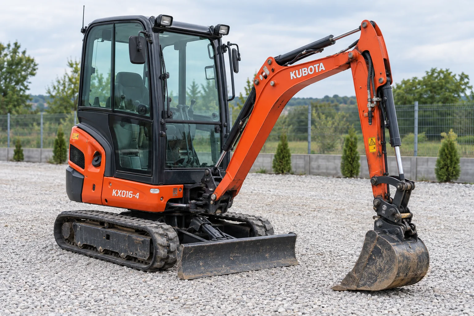 Kubota KX016-4 minikotró zárt, fűthető fülkével