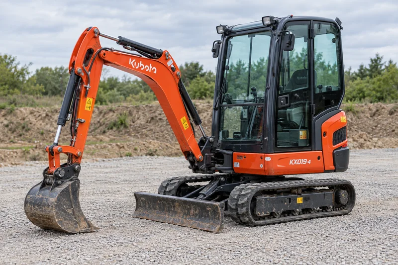 Kubota KX019-4 minikotró zárt, fűthető fülkével