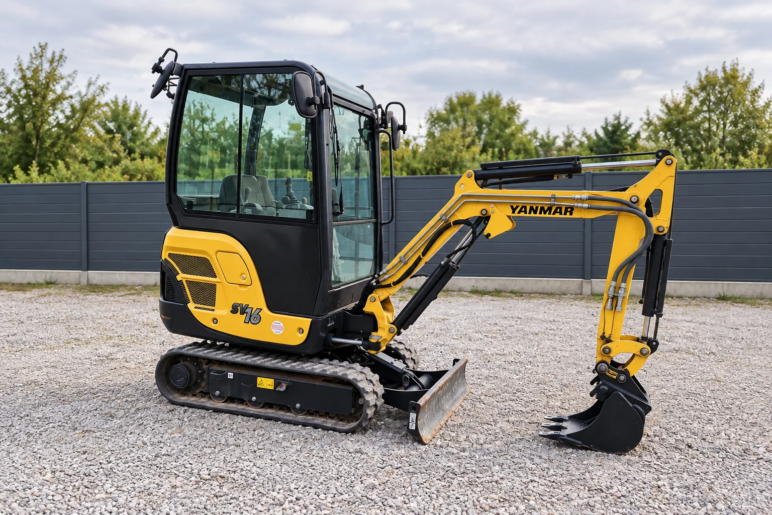 Yanmar SV16 minikotró zárt, fűthető fülkével